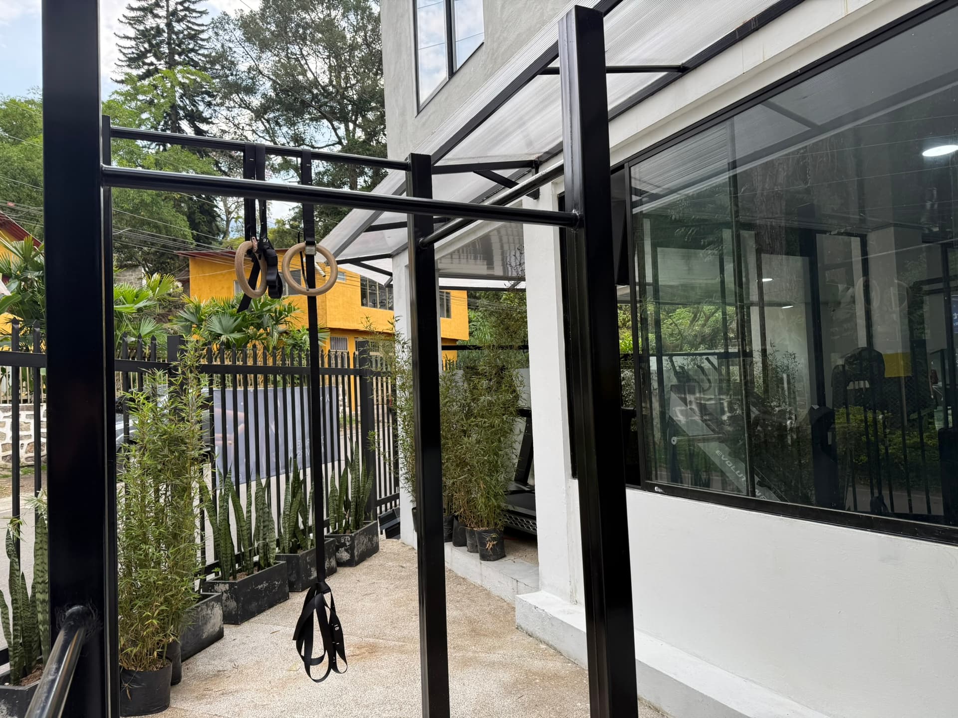 Estructura exterior de calistenia de ATHOS con anillas y TRX entre plantas